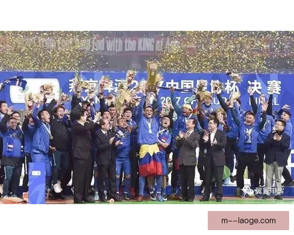 上海申花捧起足协杯与超级杯双冠荣耀 成就历史新篇章