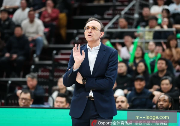 乌布雷快攻扣飞空篮 教练的临场应对与球迷的调侃齐飞
